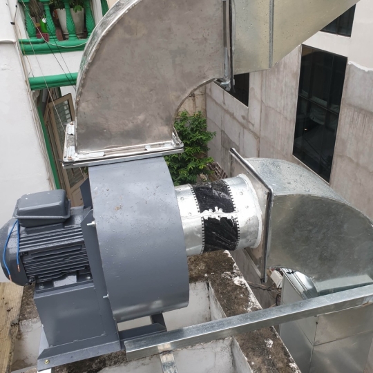 Lắp ráp quạt hút mùi theo yêu cầu