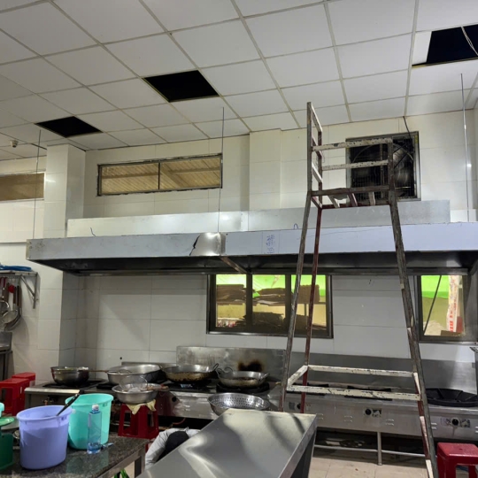 chụp hút mùi công nghiệp lắp đặt máng hút khói bếp
